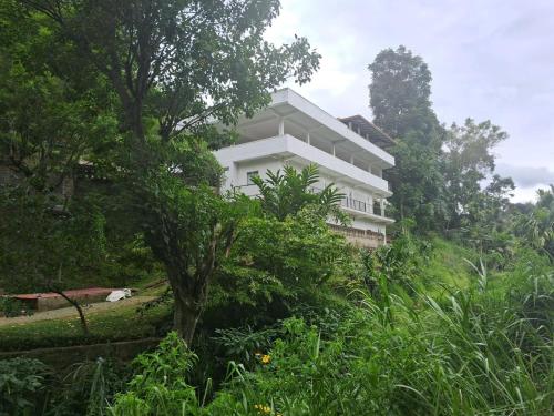 Hotel White Heaven in Mugunumatha West
