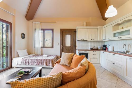 1 queen bed, 2 twin beds, 1 sofa bed