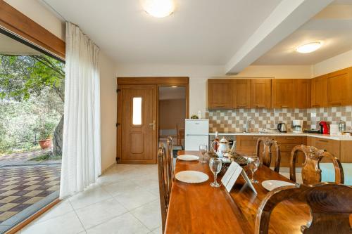 Dotări, Ktima Dafnes in Mountainside