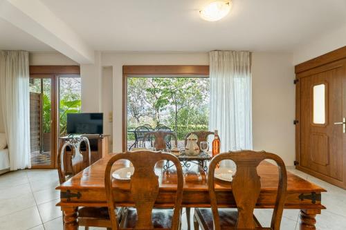 Dotări, Ktima Dafnes in Mountainside