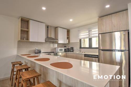 Brand New 2-bedroom apartment with sea view in Point Blanche in ポイント ブランチ