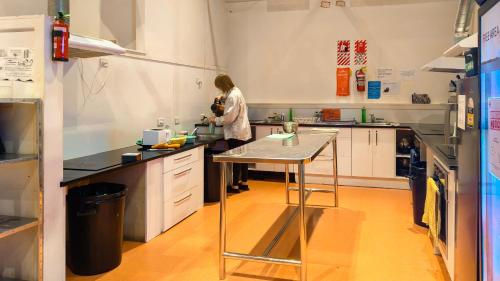 Cucina, Metro Adventurer Backpackers in Auckland