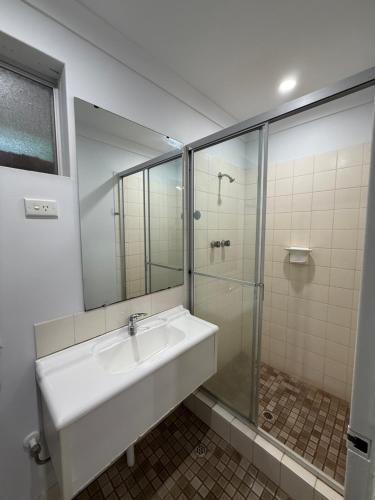 Shower, Kondinin Roadhouse Motel in Kondinin