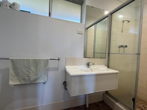 Shower, Kondinin Roadhouse Motel in Kondinin