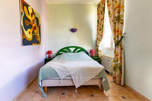 Gîte Vert d'olive au milieu des vignes - Château Les Apiès (Gite Vert d'olive au milieu des vignes - Chateau Les Apies) in Les Arcs