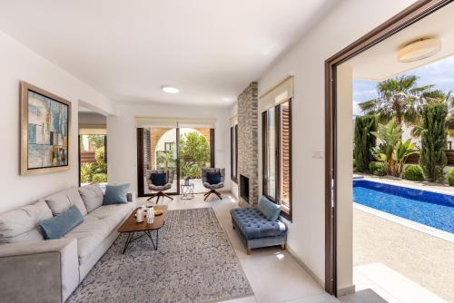 Koplietošanas atpūtas telpa ar TV, Ayia Napa Luxury Seaside Villa Ionion H15 in Sotira