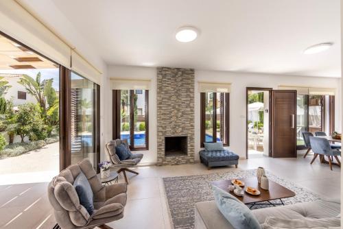 Koplietošanas atpūtas telpa ar TV, Ayia Napa Luxury Seaside Villa Ionion H15 in Sotira