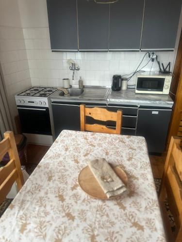 Cosy mountain home by the pond in فيلكا لومنيكا