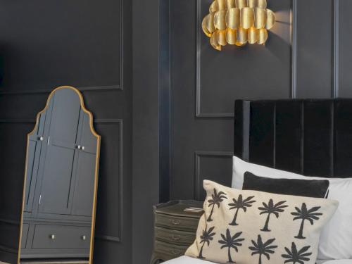 The Mayfair Noir: Elegant 2-Bed2-Bath Pass the Keys, London (photo 4)