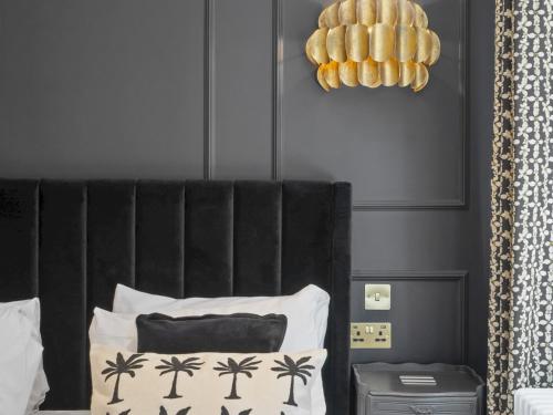 The Mayfair Noir: Elegant 2-Bed2-Bath Pass the Keys, London (photo 5)