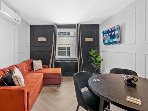The Mayfair Noir: Elegant 2-Bed2-Bath Pass the Keys, London (photo 7)