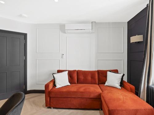 The Mayfair Noir: Elegant 2-Bed2-Bath Pass the Keys, London (photo 6)