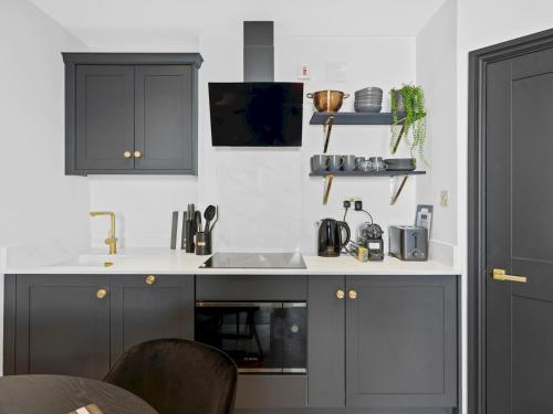 The Mayfair Noir: Elegant 2-Bed2-Bath Pass the Keys, London (photo 9)