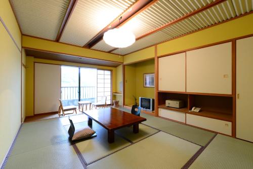 Suigekka Set in a prime location of Fukui, Suigekka puts everything the city has to offer just outside your doorstep. The property offers a wide range of amenities and perks to ensure you have a great time. Se