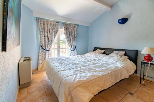 Gîte Mimosa au milieu des vignes - Château les Apiès (Gite Mimosa au milieu des vignes - Chateau les Apies) in Les Arcs