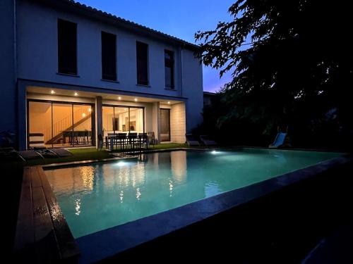 Grande maison atypique avec piscine à débordement (Grande maison atypique avec piscine a debordement) in Bouillargues