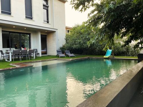 Grande maison atypique avec piscine à débordement (Grande maison atypique avec piscine a debordement) in Bouillargues
