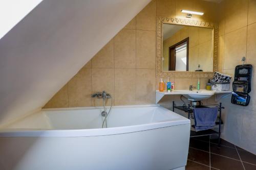 Kamar Mandi, Robinson szigete in Balatonfured