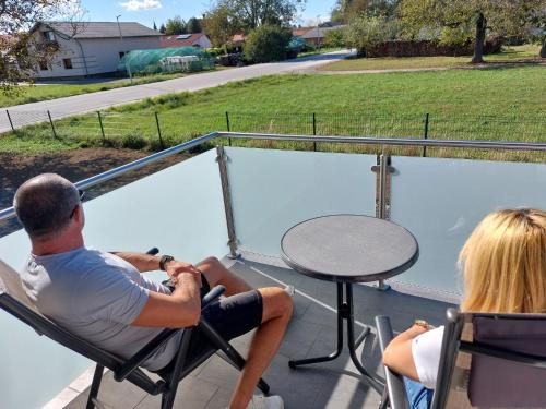 ทัศนียภาพ, 3 JABLANE apartmaji in บานอฟชี