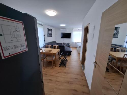 ห้องส่วนกลางสำหรับนั่งเล่น/ดูทีวี, 3 JABLANE apartmaji in บานอฟชี