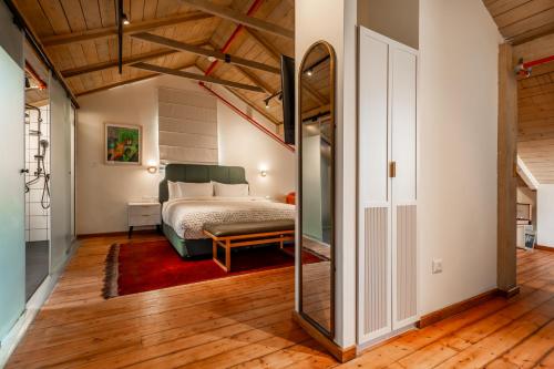 room detail thumbnail 2