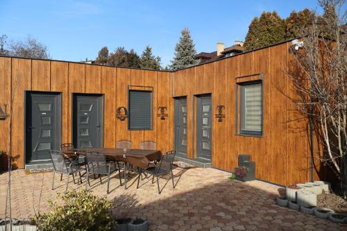 Le Rose Hotel - image 12