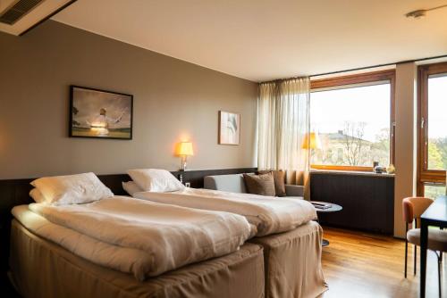Standard Family Room image 8