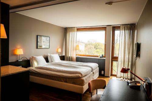 Superior Twin Room image 6