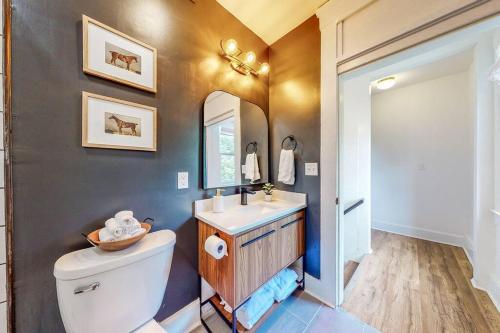 NEW Luxury Home near Downtown Close to Nulu - image 2