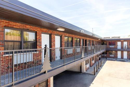 Balcony/terrace, Admiral Motel By OYO Chicago I-94 in Chicago Midway International Airport