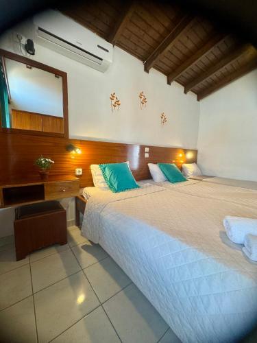 2 bedrooms, 5 beds