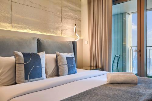 Luxury 4 Bedroom High-Floor Apartment, Spectacular Burj Khalifa & Fountain Views, Steps Away from Dubai Mall - Downtown Dubai by Stayfinity, Dubai (Foto 5)