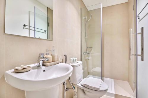Luxury 4 Bedroom High-Floor Apartment, Spectacular Burj Khalifa & Fountain Views, Steps Away from Dubai Mall - Downtown Dubai by Stayfinity, Dubai (Foto 8)
