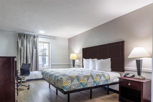 King Room - Non-Smoking room in Motel 6 Dallas TX Downtown