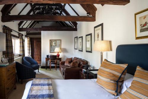 1 queen bed, 2 sofa beds