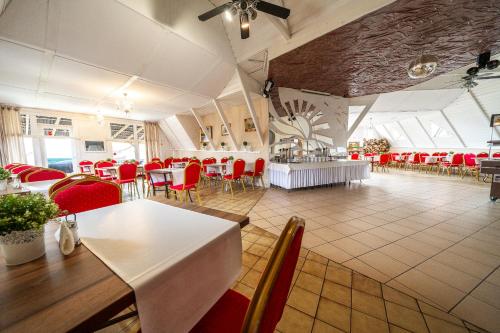 Restoran, MAX Apartamenty - Pokoje - Domki - Restauracja - Basen in Mielno