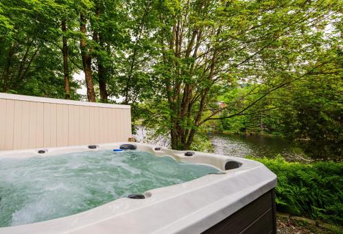 Le Chalet Brun, jacuzzi en bord de lac