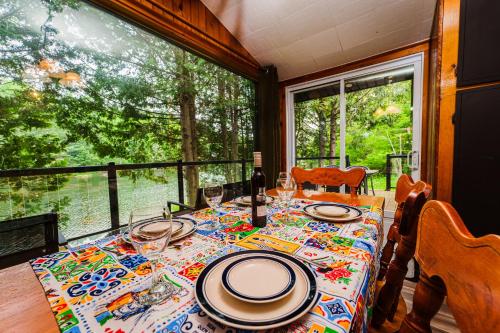 Skats, Le Chalet Brun, jacuzzi en bord de lac in Seintadolfa Dovarda (QC)
