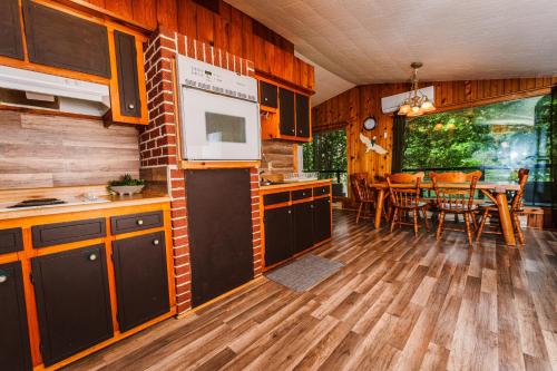 virtuve, Le Chalet Brun, jacuzzi en bord de lac in Seintadolfa Dovarda (QC)
