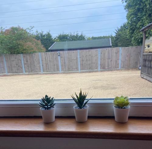 Two Bedroom Bungalow No2 - Secure Gated Parking in บาริลดัล