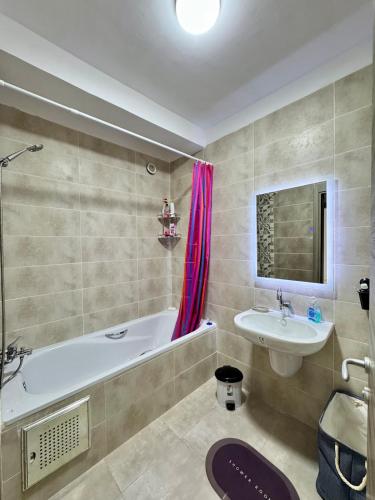douche, Modern and family-friendly apartment in Birkhadem in Algiers