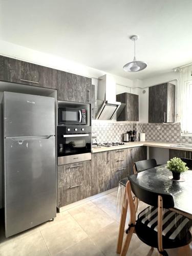 keuken, Modern and family-friendly apartment in Birkhadem in Algiers
