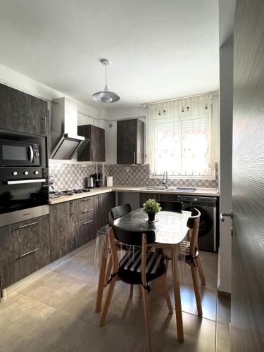 keuken, Modern and family-friendly apartment in Birkhadem in Algiers