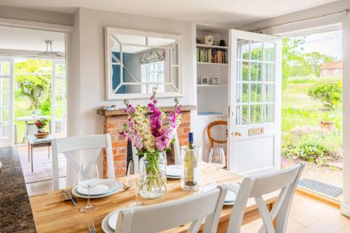 Two-Bedroom House room in Stunning estuary views - Riverside Cottage