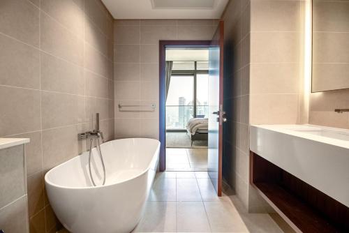 Luxury Marina Gate 3BR with Stunning Marina Views, Dubai (photo 6)