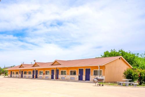 Budget Host Inn in Jourdanton, USA