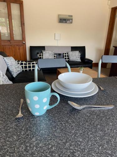 Two Bedroom Bungalow No2 - Secure Gated Parking in บาริลดัล