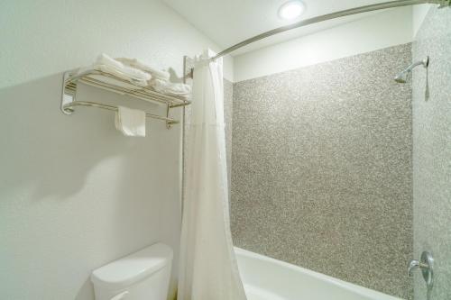 Atria Extended Stays By OYO, Jourdanton, TX - 화장실