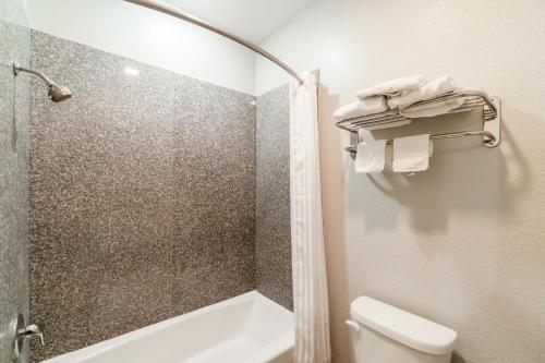 Atria Extended Stays By OYO, Jourdanton, TX - 화장실