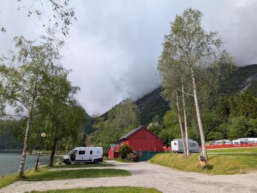 Three-Bedroom Cottage with Lake View